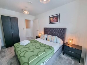 4 slaapkamers, een strijkplank/strijkijzer, reisbedje, wifi