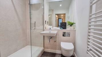 Bathtub, hair dryer, towels, shampoo