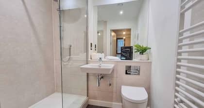 4 Bed Townhouse | Free Parking | Piccadilly