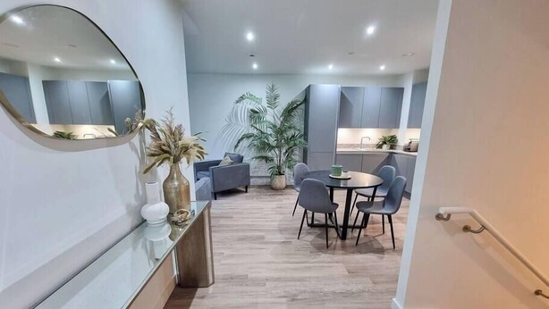 Ein modernes Interieur mit Essbereich, Küche und Wohnbereich.