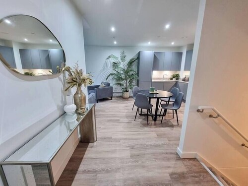 Luxury 4-Bed Townhouse | Piccadilly | Free Parking