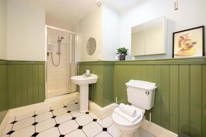 Badewanne, Haartrockner, Handtücher, Seife