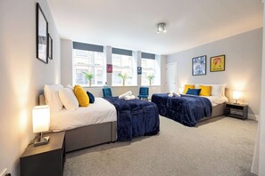 3 chambres, bureau, fer et planche à repasser, lit de bébé portatif