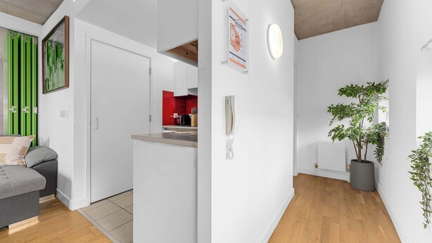 Eine moderne Wohnung mit Küche, Essbereich und Wohnzimmer.