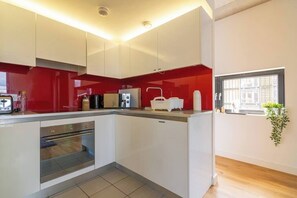 Frigorifero, microonde, forno, piano cottura