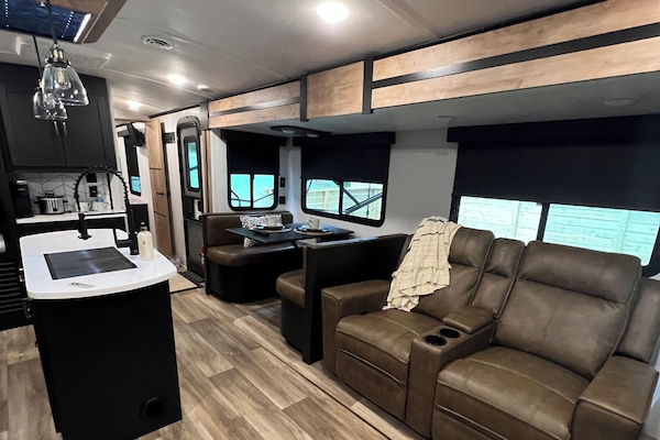 Smart TV, fireplace, stereo