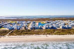 På stranden