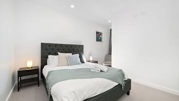 2 camere, una scrivania, ferro/asse da stiro, culla da viaggio