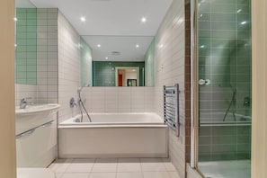 Bathroom - Comfycozy Luxury Apartment Canning Town (London)