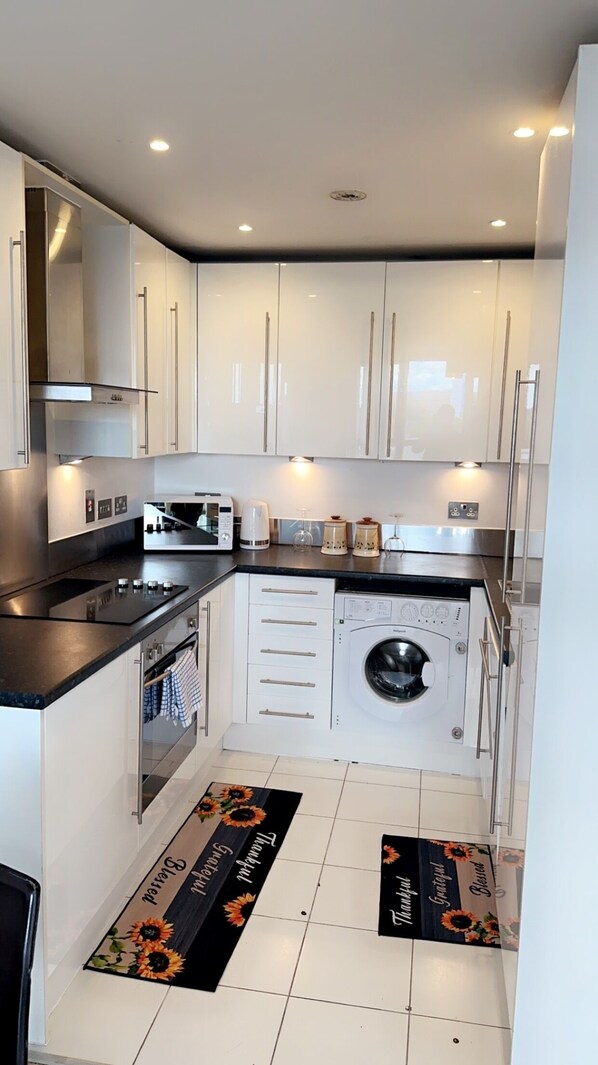 Refrigerador, microondas, horno, placa de cocina