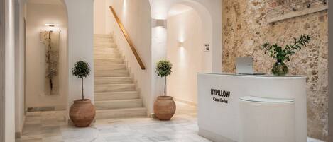 ฝ่ายต้อนรับ