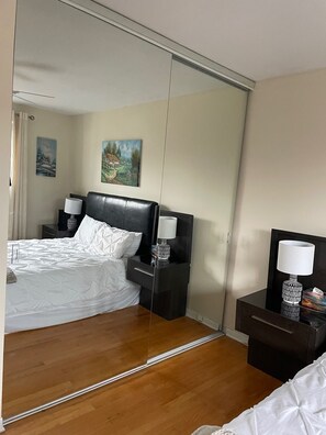 1 soverom, skrivebord, strykejern/-brett og wi-fi (inkludert)