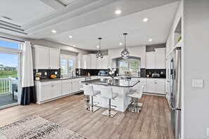 Jääkaappi, mikroaaltouuni, uuni, liesi