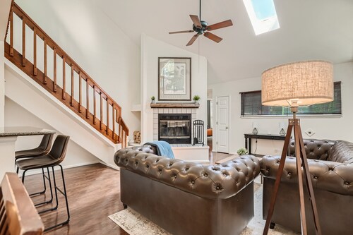 New! Urban Oasis - Pool Access - Fireplace - 30 Day Rental