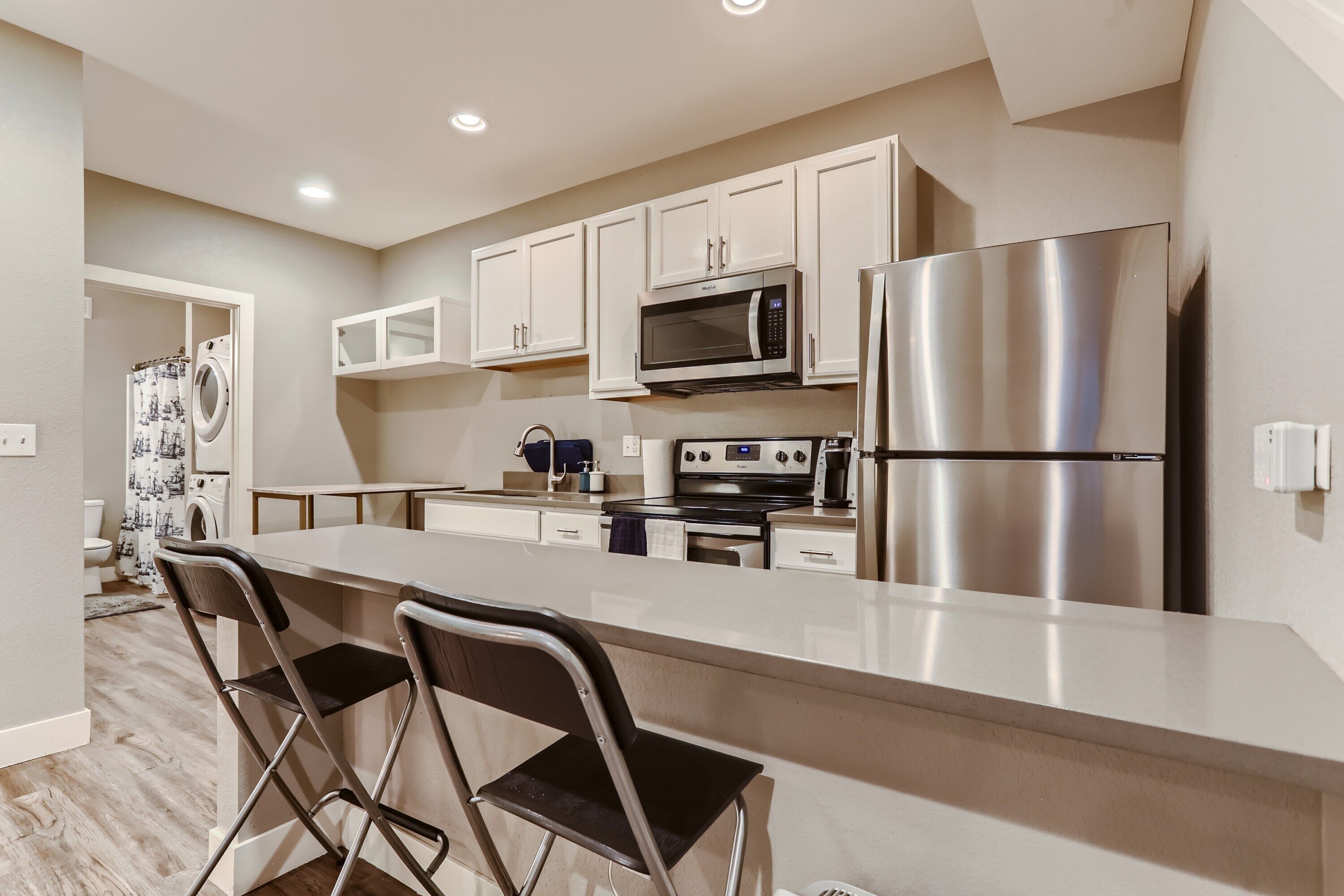 Een koelkast, een magnetron, een oven, een kookplaat