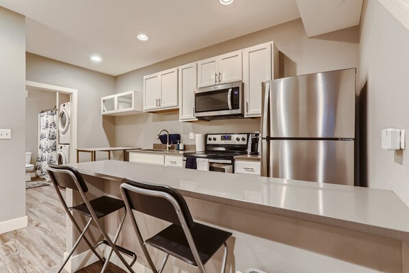 Réfrigérateur, micro-ondes, four, plaque de cuisson