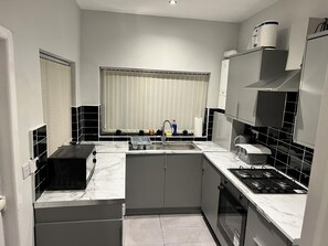 冷蔵庫、電子レンジ、オーブン、コンロ