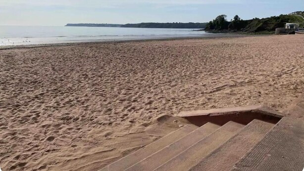 A sandy beach with a staircase leading down to the water. - Torquay, 2 Bedrooms, Sleep 6, Free Parking, Torbay (Torquay)