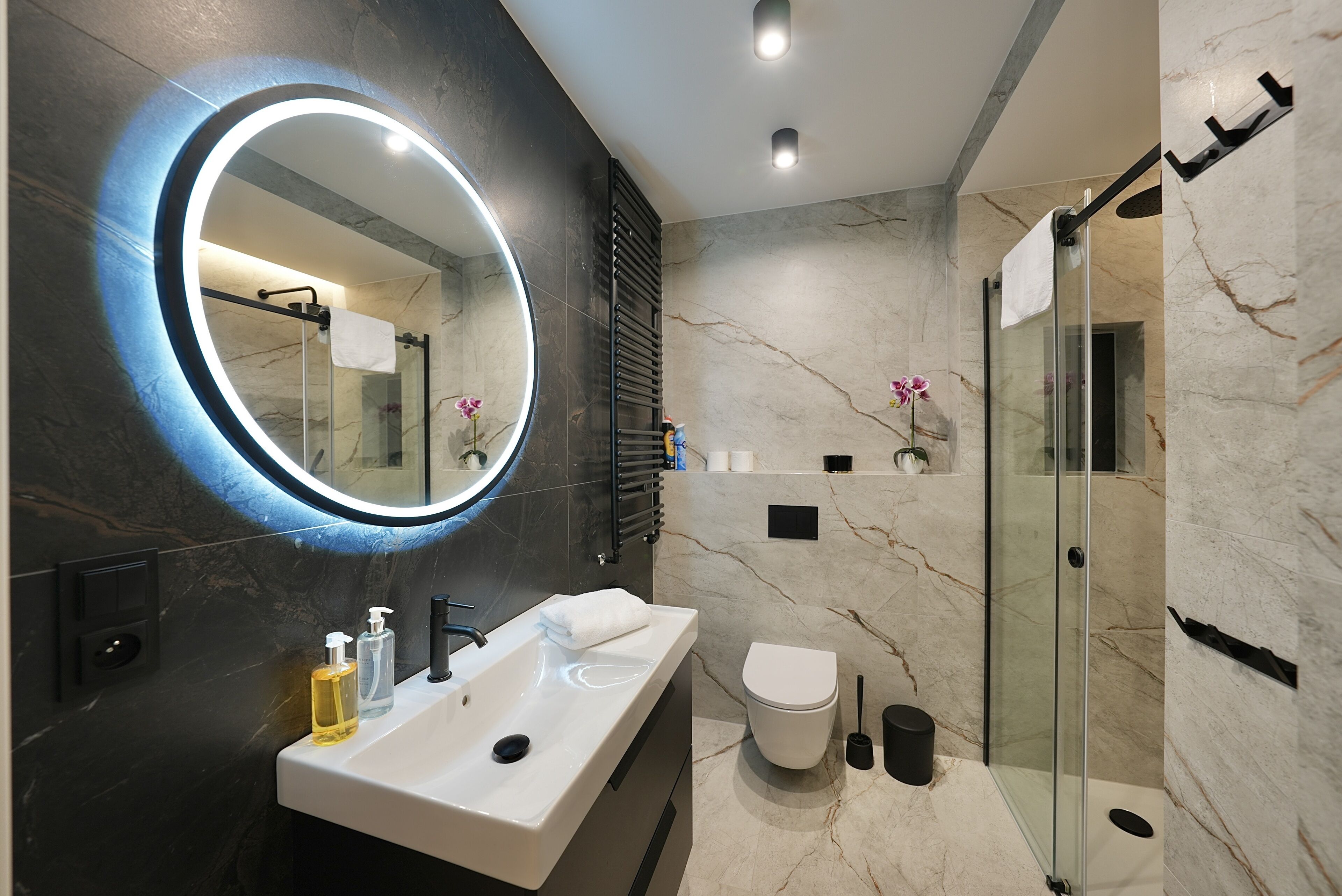 Căn hộ tiện nghi đơn giản | Phòng tắm | Buồng tắm vòi sen, khăn tắm, xà phòng, dầu gội 