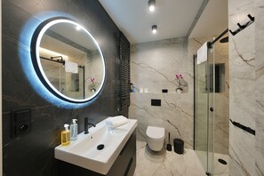 Comfort Apartment | Bathroom | Shower, towels, soap, shampoo - RentPlanet - Apartamenty Kilińskiego (Szklarska Poreba)