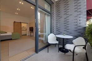 高级开间套房, 庭院景观 | 阳台