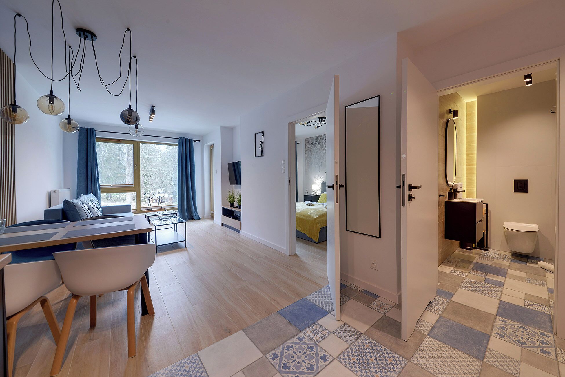 Ett modernt hotellrum med en matplats, en säng, ett badrum och utsikt över omgivningarna.
