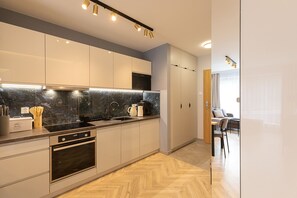 Apartament clàssic | Cuina bàsica privada | Frigorífic, placa de cuina, cafetera exprés i bullidora elèctrica
