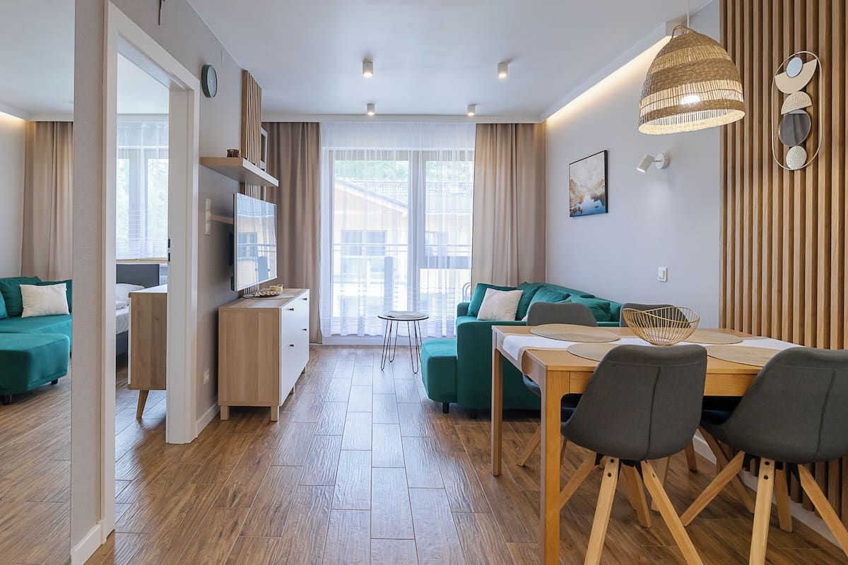 Una sala moderna con comedor, ventanas amplias y vistas al exterior.