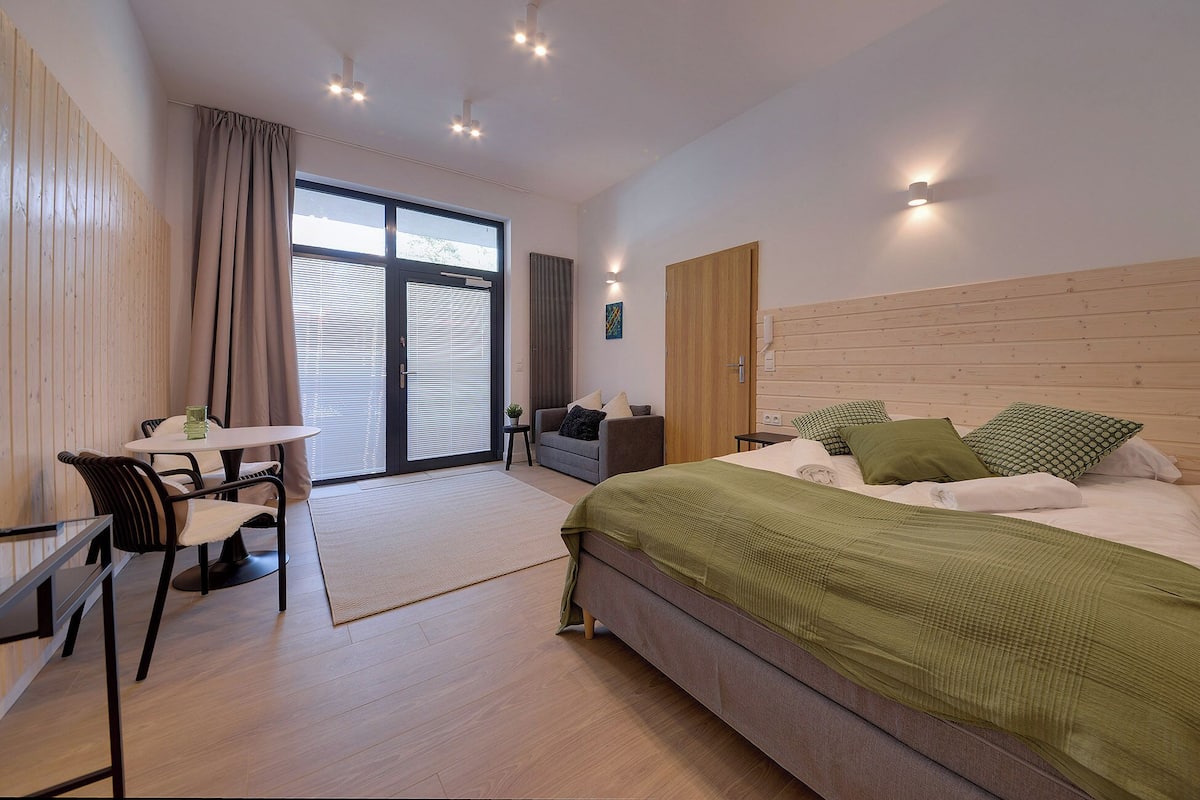 Un dormitorio moderno con una cama grande, un escritorio y una silla.