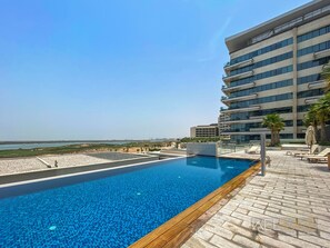 Outdoor pool - WelHome - Urban Tranquil Retreat In The Heart of Yas Island (Abu Dhabi)
