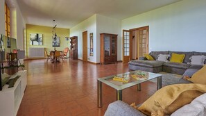 Een televisie en een open haard