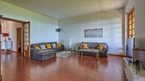 Een televisie en een open haard