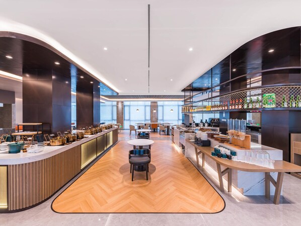 Buffet breakfast for a fee on weekdays