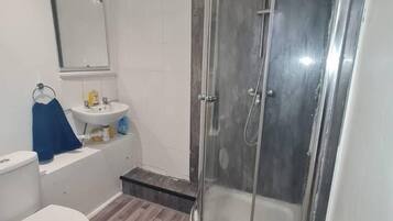 Apartamento | Baño | Ducha, secador de pelo y toallas