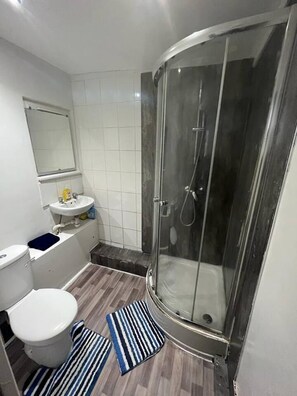 Apartment | Badezimmer | Dusche, Haartrockner, Handtücher