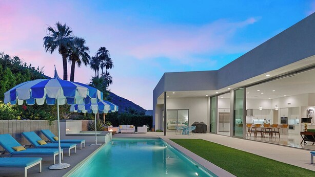 A modern house with a swimming pool, outdoor furniture, and a patio area. - Cosmopolitan - Walk to Palm Canyon! (Palm Springs)