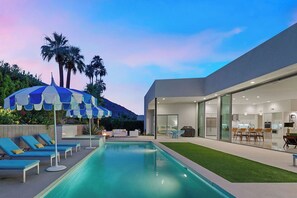 A modern house with a swimming pool, outdoor furniture, and a patio area. - Cosmopolitan - Walk to Palm Canyon! (Palm Springs)