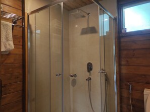 Habitación Premium | Baño | Ducha y cabezal de ducha tipo lluvia