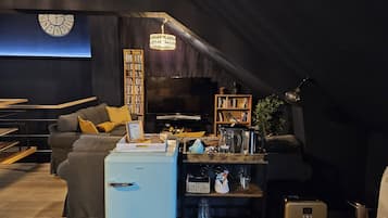 Smart-tv, een dvd-speler, boeken en een muziekbibliotheek