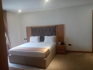Premier suite | Een minibar met enkele gratis items, een kluis op de kamer, gratis wifi