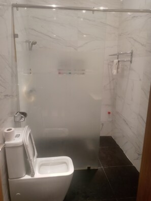 Executive-Doppelzimmer | Badezimmer | Hausschuhe, Handtücher