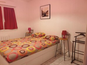 2 bedrooms, desk, travel cot, free WiFi