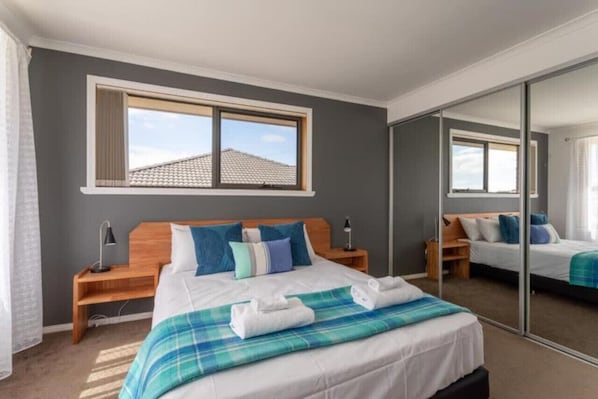 2 Schlafzimmer, Schreibtisch