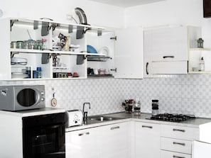 House | Private kitchen | Fridge, microwave, oven, stovetop