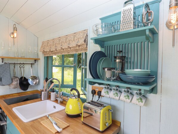 Fridge, electric kettle, toaster, cookware/dishes/utensils - Two Moors Shepherds Hut (Exeter)