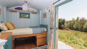 1 bedroom, individually decorated, individually furnished, free WiFi