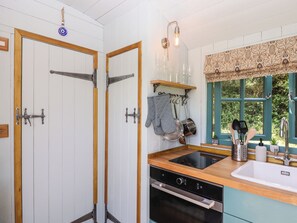 Kylskåp, vattenkokare, brödrost och grytor/köksredskap