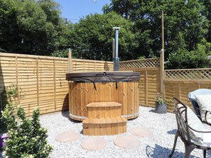 Outdoor spa tub - Two Moors Shepherds Hut (Exeter)