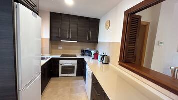 Een koelkast, een magnetron, een oven, een kookplaat