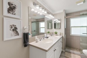 Unclassified image, 3 of 47, button - Recently updated 3 bedroom 2 bath waterfront home with spacious outdoor pool area (Marco Island)